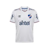 Camiseta de fútbol Umbro del Club Nacional de Football, modelo Home 2026. Diseño en color blanco con detalles en azul y rojo en el cuello y los puños, incorporando el escudo del club, el logo de Umbro y los sponsors oficiales impresos en el frente y las mangas.