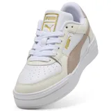 Championes Puma modelo CA Pro Classic II, con diseño de plataforma, cuerpo en cuero blanco con detalles en tonos crema y rosa viejo, y logo dorado en el lateral.