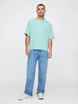 Remera color beige de corte holgado y mangas cortas.