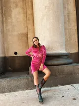 Vestido corto azul eléctrico de terciopelo, con mangas largas abullonadas y falda cruzada con frunces.