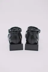 Sandalias de cuero estilo jaula en color rojo, con punta cuadrada, taco cuadrado bajo en color negro y cierre con hebilla ajustable en el tobillo.