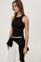 Musculosa de algodón con elastano, de textura acanalada y calce al cuerpo, color marrón topo con cuello redondo y sisas amplias.