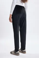 Pantalón tipo jogger confeccionado en plush color negro, con cintura elástica y cordón de ajuste. Presenta un corte cómodo y versátil.
