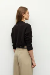 Polera de punto color verde agua, con cuello alto y mangas largas.