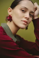 Aros colgantes con forma de flor color borgoña, hechos a mano en porcelana.