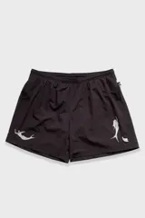 Short de baño negro con cintura elástica y cordón ajustable. Presenta bordados de sirenas en ambas piernas, bolsillos laterales y trasero con cierre. Incluye suspensor de malla fina hipoalergénico.