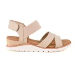 Sandalias Skechers Beach Kiss color beige con tiras cruzadas y ajuste con velcro en el tobillo. Plataforma baja con detalle de yute y plantilla acolchada Plush Foam.