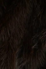 Campera cropped de piel sintética en color marrón oscuro, con corte holgado, cuello clásico y cierre frontal oculto.