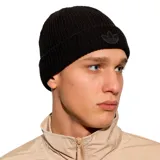 Gorro de lana negro con logo de Adidas bordado en el frente.