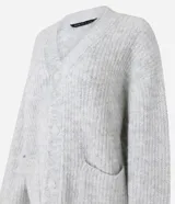 Cárdigan masculino de tejido de punto con diseño de rayas verticales, escote en V, cierre frontal con botones y dos bolsillos delanteros. Presenta un corte boxy holgado y mangas largas.