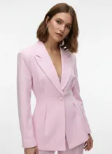 Blazer de color rosa claro, con solapa clásica, cierre frontal de un botón y corte ajustado a la cintura con pinzas.