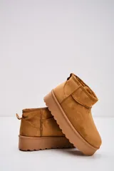 Bota corta tipo ugg de gamuza color camel, con plataforma plana y suela dentada.