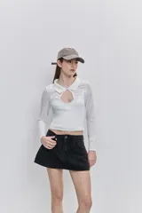 Top de calce al cuerpo color negro, confeccionado en tejido elástico con textura acanalada, con cuello camisero, mangas largas y recorte frontal tipo cut-out.