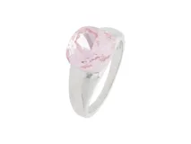 Anillo de plata con cristal cuadrado rosa facetado.