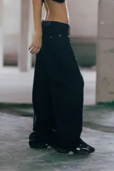 Jean de corte oversize y tiro medio-bajo, confeccionado en algodón, con diseño de cinco bolsillos y cierre frontal con botón metálico.