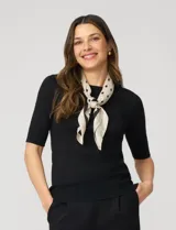 Buzo de tejido fino en color azul marino, con cuello redondo y mangas cortas con puños acanalados.