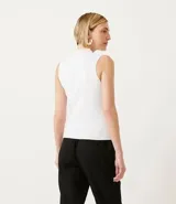 Musculosa roja de punto con cuello alto y tirantes anchos.