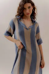 Vestido corto tejido a rayas verticales color crudo y rojo, con cuello polo abierto y mangas cortas. Confeccionado en Uruguay con 50% poliéster y 50% algodón.