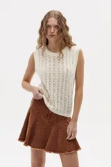 Chaleco tejido calado color blanco hueso, sin mangas, con escote redondo y corte recto.