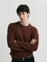 Sweater de punto con escote redondo, confeccionado en algodón con textura de punto fantasía en el cuerpo y mangas, y terminaciones en punto canalé en cuello y puños.