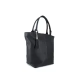 Maxi bolso tipo shopper color negro, realizado en cuero tipo flotter. Tiene doble asa reforzada para colgar del hombro y neceser interior.