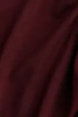 Remera de manga larga color bordó oscuro, con escote asimétrico de un solo hombro y frunces laterales que generan un efecto drapeado.