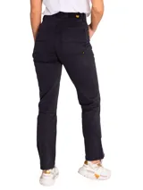 Pantalón de estilo utilitario en color negro lavado, con diseño de doble panel en la parte delantera, cierre con cremallera y botón, y cinco bolsillos funcionales.