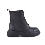 Bota de cuero sintético color negro, de caña media con cordones y plataforma con suela track.