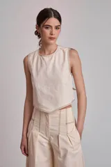 Blusa crop top negra sin mangas con cuello redondo y pespuntes blancos contrastantes.