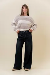 Jean wide leg de tiro alto con calce relajado y pierna amplia. Confeccionado en denim con leve desgaste, cuenta con cintura definida con presillas, bolsillos clásicos y cierre frontal con botón metálico.