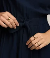 Vestido corto azul marino de viscosa, con escote en V, mangas largas con puños elásticos, cintura ajustada con lazo y superficie lisa.