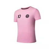Remera deportiva rosa con cuello redondo y mangas cortas. Estampado frontal con el número 10 y el escudo del Inter de Miami.