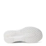 Championes deportivos Umbro modelo Paths, color celeste con detalles en blanco. Presentan un diseño de malla transpirable, cierre con cordones y suela con amortiguación.