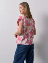 Blusa estampada marca Alex & Parker, con cuello a la base y escote en V.