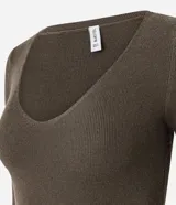 Suéter de punto ajustado al cuerpo, color beige, con escote en V y mangas largas.