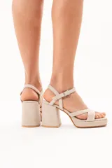 Sandalias de taco ancho y plataforma, color arena, con tiras cruzadas en el empeine y tira ajustable con hebilla en el tobillo.
