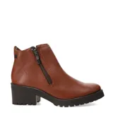 Bota de caña baja marca Bottero, confeccionada en cuero negro con textura granulada. Presenta un cierre lateral metálico, puntera redondeada y suela con plataforma dentada y taco cuadrado.