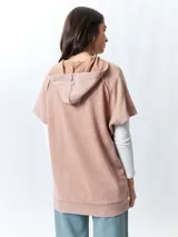 Chaleco negro lavado de algodón con capucha y gran bolsillo central. De corte oversized, holgado, suave y cómodo.