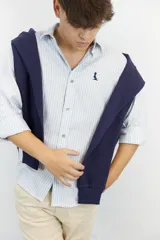 Camisa blanca con rayas verticales celeste pastel, de algodón y cuello italiano.