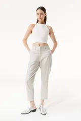 Pantalón chino de tiro medio-alto y pierna recta, confeccionado en tejido de lino y viscosa metalizado color gris.