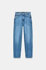 Jeans de tiro alto con corte mom fit, diseño de cinco bolsillos y detalle de raya planchada frontal. Cierre frontal con cremallera y botón.