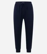 Pijama masculino de dos piezas confeccionado en tejido fleece texturizado. Incluye una remera de manga larga con cuello redondo y puños ajustados, y un pantalón tipo jogger con cintura elástica, cordón de ajuste y bolsillos laterales.