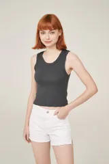 Musculosa de algodón color rosa viejo, de corte holgado y cuello redondo.