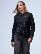 Campera de eco cuero negra, marca Baccini, con cuello con solapa y aplique de tachas. Abertura con cierre metálico cruzado, bolsillos y puños con cierre metálico y forro a tono.