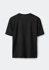 Camiseta básica de manga corta y cuello redondo, color bordó, de diseño clásico y ajuste cómodo.
