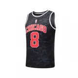 Musculosa de básquet negra con estampado abstracto en gris y rojo. Incluye el nombre "Chicago" y el número "8" en rojo con borde blanco.