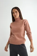 Polera de tejido de punto con cuello alto y textura acanalada en zigzag. Presenta mangas largas y puños ajustados, con un diseño clásico y versátil.