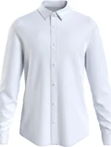 Camisa blanca de algodón orgánico, corte slim, manga larga, cuello clásico, cierre frontal con botones, bolsillo de parche en el pecho y logo de Calvin Klein.