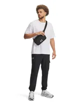 Pantalón cargo Under Armour Woven para hombre, color negro, de corte ajustado con bolsillos laterales y logo de la marca en la pierna izquierda.