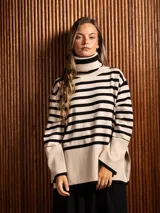 Poleron de punto con diseño a rayas horizontales en color beige y negro, cuello alto tipo tortuga, mangas largas con puños anchos y aberturas laterales en el ruedo.